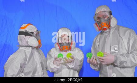 Familie von Ärzten Wissenschaftler Gesundheit Arbeiter in Atemschutzgeräten. Mama Papa und Tochter Porträt, tragen Schutz medizinische Maske. Coronavirus-Pandemie Kovid 19. Stockfoto