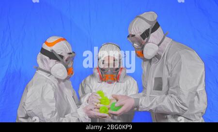 Familie von Ärzten Wissenschaftler Gesundheit Arbeiter in Atemschutzgeräten. Mama Papa und Tochter Porträt, tragen Schutz medizinische Maske. Coronavirus-Pandemie Kovid 19. Stockfoto
