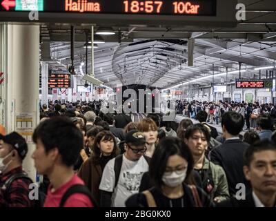 Tokio, Japan - 10 11 19: Eine große Menschenmenge Pendler, die sich durch den Bahnhof Seibu Shinjuku ziehen Stockfoto