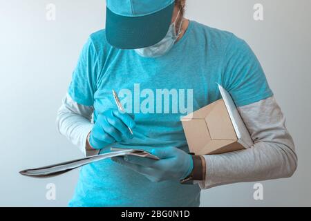 Lieferarbeiter mit Schutzhandschuhen, die die Paketdokumentation während des Ausbruchs der Viruspandemie bei Infektionskrankheiten ausfüllen Stockfoto