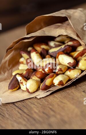 Brasilianische Walnuss in zerknitterte Papierbörse. Selektiver Fokus mit geringer Schärfentiefe. Stockfoto