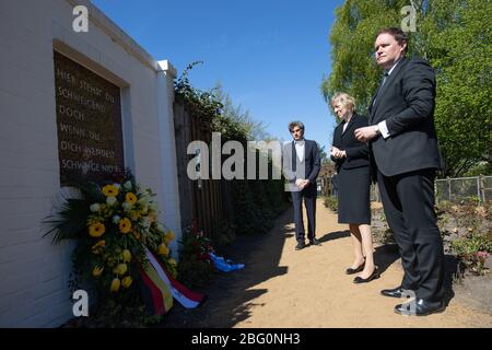 Hamburg, Deutschland. April 2020. Carsten Brosda (SPD, r-l), Senator für Kultur und Medien in Hamburg, Dorothee Stapelfeldt (SPD), Senatorin für Stadtentwicklung und Wohnungsbau, und Oliver von Wrochem, Direktor der KZ-Gedenkstätte Neuengamme, stehen bei einer Kranzniederlegung an der Gedenkstätte für die Kinder des Bullenhauser Damm. Damit gedachten sie an die 20 jüdischen Kinder, die vor 75 Jahren von SS-Männern im Keller des Schulgebäudes ermordet wurden. Kredit: Christian Charisius/dpa/Alamy Live News Stockfoto