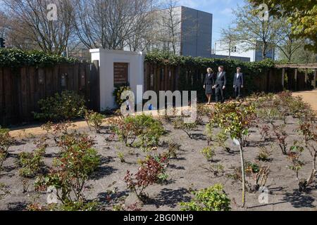 Hamburg, Deutschland. April 2020. Dorothee Stapelfeldt (SPD, l-r), Senatorin für Stadtentwicklung und Wohnungsbau, Carsten Brosda (SPD), Senator für Kultur und Medien in Hamburg, und Oliver von Wrochem, Direktor der KZ-Gedenkstätte Neuengamme, kommen zu einer Kranzniederlegung im Rosengarten an der Kinderdenkmal Bullenhauser Damm. Mit dieser Kranzniederlegung erinnerten sie uns an die 20 jüdischen Kinder, die vor 75 Jahren von SS-Männern im Keller des Schulgebäudes ermordet wurden. Kredit: Christian Charisius/dpa/Alamy Live News Stockfoto