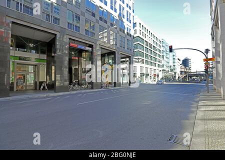 Berlin, Deutschland. April 2020. Die Friedrichstraße im Bezirk Mitte ist fast menschenleer. Die ansonsten sehr belebte Einkaufsstraße mitten in der Hauptstadt wurde von der anhaltenden Corona-Pandemie verlassen. Quelle: Wolfgang Kumm/dpa/Alamy Live News Stockfoto