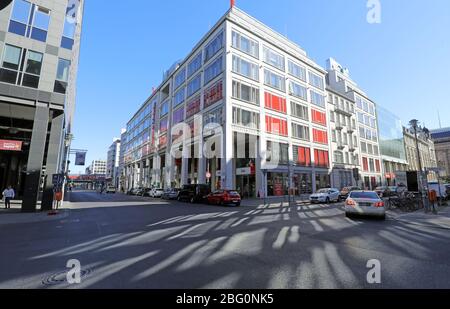 Berlin, Deutschland. April 2020. Die Friedrichstraße im Bezirk Mitte ist fast menschenleer. Die ansonsten sehr belebte Einkaufsstraße mitten in der Hauptstadt wurde von der anhaltenden Corona-Pandemie verlassen. Quelle: Wolfgang Kumm/dpa/Alamy Live News Stockfoto