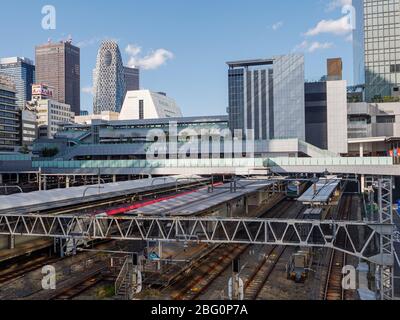 Tokio, Japan - 17 11 19: Der Blick vom Takashimaya Times Square in Richtung Shinjuku Stockfoto