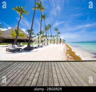 Leere Holzplattform neben dem tropischen Strand in Punta Cana, Dominikanische Republik Stockfoto