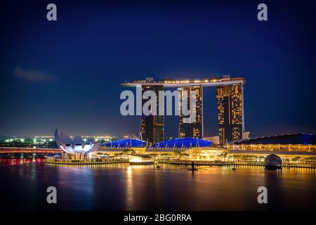 SINGAPUR-STADT SINGAPUR: FEBRUAR 12 2020: Marina Bay Sands bei Nacht das größte Hotel in Asien. Es wurde am 27. April 2010 eröffnet. Stockfoto