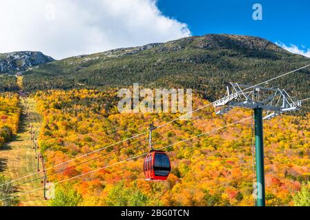 Seilbahn in einer Berglandschaft an einem sonnigen Herbsttag. Atemberaubende Herbstfarben. Stockfoto