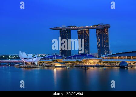 SINGAPUR-STADT SINGAPUR: FEBRUAR 12 2020: Marina Bay Sands bei Nacht das größte Hotel in Asien. Es wurde am 27. April 2010 eröffnet. Stockfoto