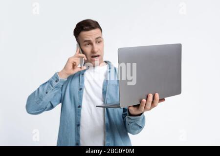 Konzentrieren Sie sich auf Laptop in den Händen des Mannes Stockfoto