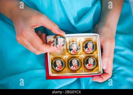 Tambow, Russische Föderation - 14. Februar 2020 Frau, die Mozart Süßigkeiten aus offenen Süßigkeiten Box. Stockfoto