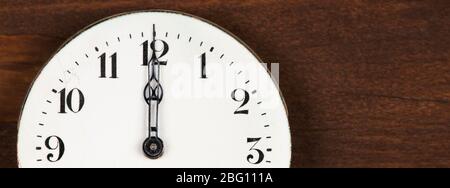 Countdown für Neujahr, Mitternachtssicht auf braunem Holzhintergrund, Webbanner mit Kopierfläche Stockfoto