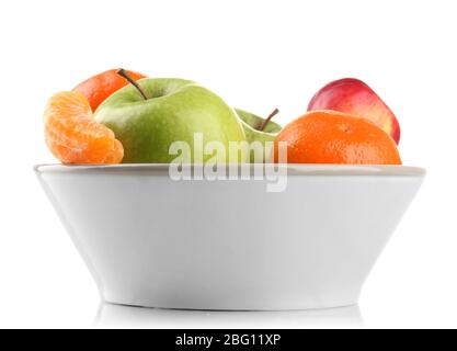 Schale mit Früchten, isoliert auf weiß Stockfoto