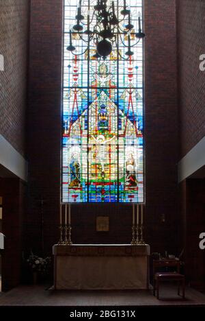 1970er Jahre Kirche Architektur Anbetung Römisch-Katholisch Modern Red Brick Small St. Lukes Church 450 Uxbridge Rd, White City, London W12 A. J. Monk Hutchison Stockfoto