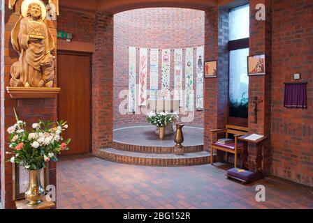 1970er Jahre Kirche Architektur Anbetung Römisch-Katholisch Modern Red Brick Small St. Lukes Church 450 Uxbridge Rd, White City, London W12 A. J. Monk Hutchison Stockfoto