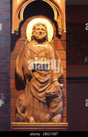 1970er Jahre Kirche Architektur Anbetung Römisch-Katholisch Modern Red Brick Small St. Lukes Church 450 Uxbridge Rd, White City, London W12 A. J. Monk Hutchison Stockfoto