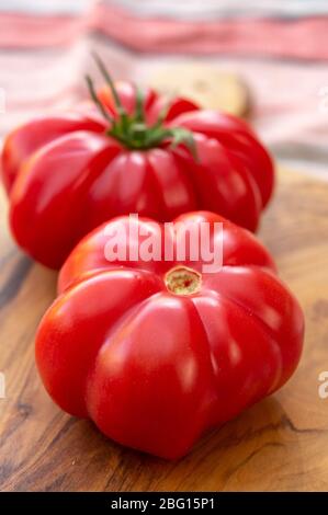 Zwei süße rosa monterosa Tomaten aus nächster Nähe Stockfoto