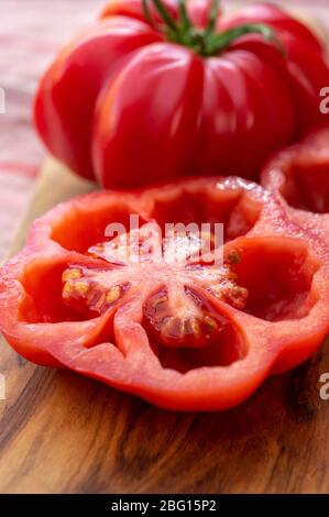 Zwei süße rosa monterosa Tomaten aus nächster Nähe Stockfoto