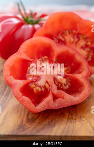 Zwei süße rosa monterosa Tomaten aus nächster Nähe Stockfoto