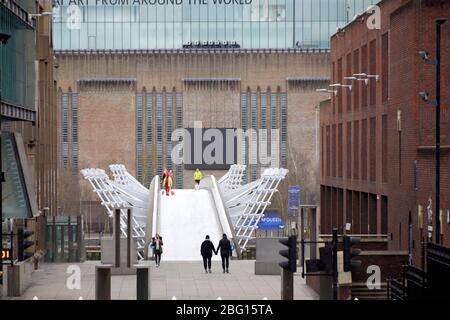 Personen, die auf dem St. Martin's Way und der Millenium Bridge mit Tate Modern trainieren, während der beschränkten Reise der Coronavirus COVID-19 Lockdown in London EC4 Stockfoto