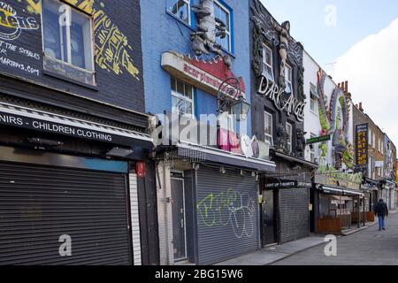 Leere verlassene Straße von Camden High Street und Markt während eingeschränkter Reise der Coronavirus COVID-19 Lockdown in London NW1, England Stockfoto
