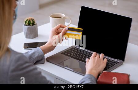 Einkaufen während der Selbstisolierung mit Laptop und Kreditkarte Stockfoto