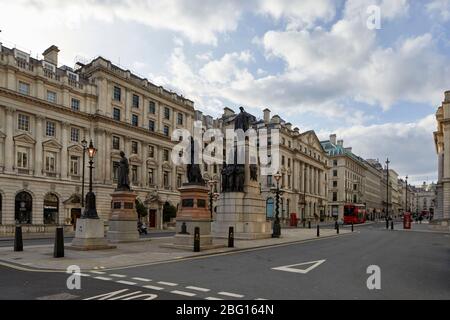 Leere verlassene Straßen von Waterloo Place und Regent St während der beschränkten Reise der Coronavirus COVID-19 Lockdown in London SW1, England Stockfoto