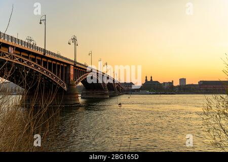 Theodor-Heuss-Brücke bei Sonnenuntergang über dem Rhein bei mainz Stockfoto
