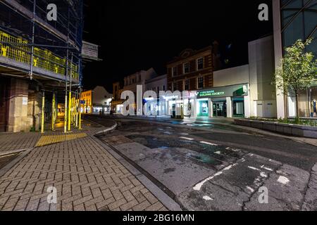 Erie sucht Cheltenham High Street an einem Freitagabend wegen der aktuellen Regierung gesperrt. Stockfoto