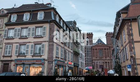 Belfort, Frankreich, 26. Dezember 2017: typische Architektur Detail von Gebäuden in der Innenstadt an einem Wintertag Stockfoto