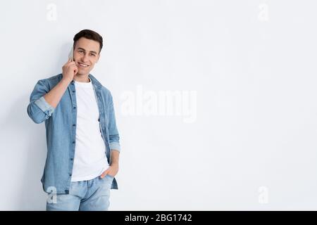 Attraktiver Mann in Denim spricht am Telefon Stockfoto