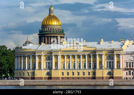 Sankt Petersburg, Blick über den Fluss Neva zum Gebäude des Verfassungsgerichts und der Kuppel der St. Isaac's Cathedral, auf der Höhe des t Stockfoto