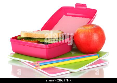 Lunchbox mit Sandwich, Apfel und Schreibwaren isoliert auf weiß Stockfoto