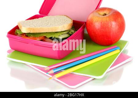 Lunchbox mit Sandwich, Apfel und Schreibwaren isoliert auf weiß Stockfoto