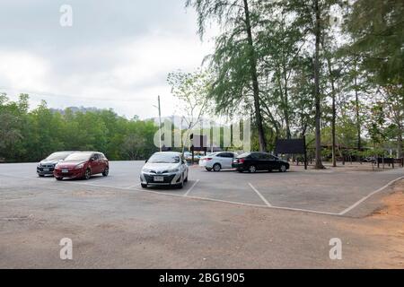 April 1,2020 - Pranburi, Thailad; die Parkplätze am Pranburi Waldpark neben dem Mangrovenwald, der viele Autos abgestellt werden kann. Stockfoto
