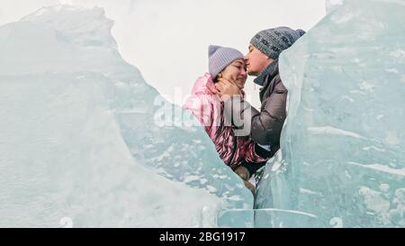 Das Paar hat Spaß beim Winterspaziergang vor dem Eis von F. Stockfoto