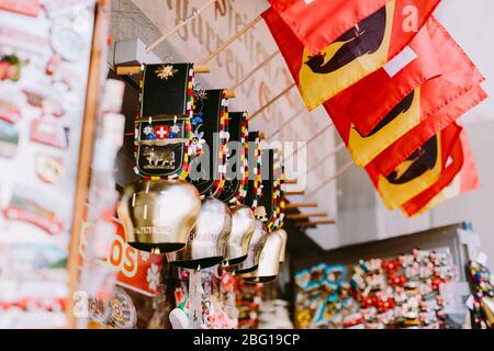 schweizer Souvenirs Glocken und Magnete mit Postkarten aus der schweiz. Schweizer Glocken. Stockfoto