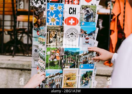 schweizer Souvenirs Glocken und Magnete mit Postkarten aus der schweiz. Schweizer Glocken. Stockfoto