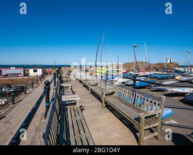 North Berwick, East Lothian, Schottland, Großbritannien. April 2020. Covid-19 Lockdown: Die normalerweise geschäftige Küstenstadt ist ungewöhnlich ruhig. Die Stadt hat eine große Anzahl von Cafés und Boutiquen, die alle während der Coronavirus-Pandemie geschlossen sind. Holzbänke aus dem malerischen Hafen wurden verlegt, um die Menschen von der Ruhe abzuhalten Stockfoto