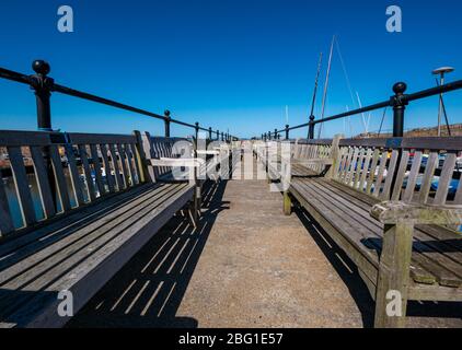 North Berwick, East Lothian, Schottland, Großbritannien. April 2020. Covid-19 Lockdown: Die normalerweise geschäftige Küstenstadt ist ungewöhnlich ruhig. Die Stadt hat eine große Anzahl von Cafés und Boutiquen, die alle während der Coronavirus-Pandemie geschlossen sind. Holzbänke aus dem malerischen Hafen wurden verlegt, um die Menschen von der Ruhe abzuhalten Stockfoto
