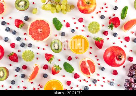 Frische Sommerfrüchte, ein flaches Lay auf weißem Hintergrund, lebendiges Lebensmittelmuster, Overhead-Shot Stockfoto