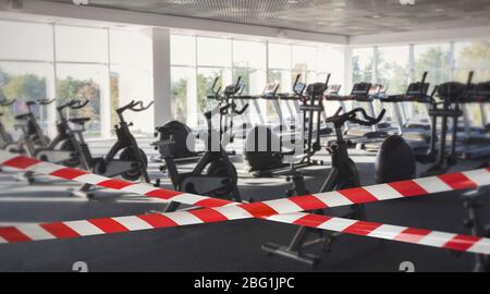 Sicherheitsstreifen für Gefahrenstellen im geschlossenen Fitnessstudio Stockfoto