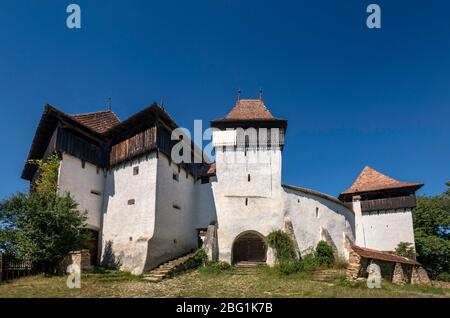 Befestigte mittelalterliche sächsische Kirche im Dorf Viscri, UNESCO-Weltkulturerbe, Brasov County, Siebenbürgen, Rumänien Stockfoto
