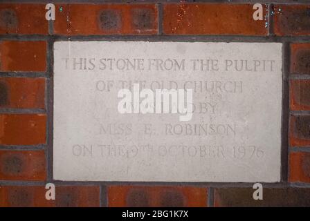 1970er Jahre Kirche Architektur Anbetung Römisch-Katholisch Modern Red Brick Small St. Lukes Church 450 Uxbridge Rd, White City, London W12 A. J. Monk Hutchison Stockfoto