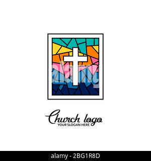 Kirchenlogo. Christliche Symbole. Kreuz Jesu Christi auf dem Hintergrund eines Buntglasfensters. Stock Vektor