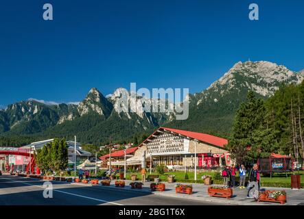 Hotel Caraiman in Bulevardul Libertatii in Busteni, Bucegi Berge mit Caraiman Gipfel auf der rechten Seite, Südkarpaten (Siebenbürgischen Alpen), Rumänien Stockfoto