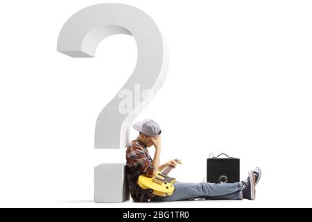 Trauriger junger Mann, der mit einer Gitarre auf dem Boden sitzt und sich auf ein großes Fragezeichen auf weißem Hintergrund stützt Stockfoto