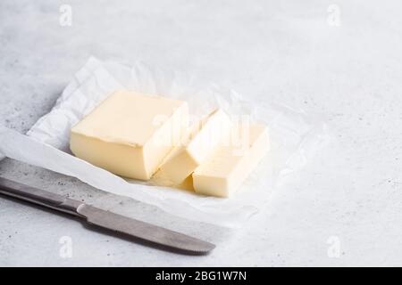 Butter auf Papier geschnitten, Kopierraum. Stockfoto
