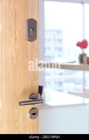 Sicherheit. Nahaufnahme des Schlosses in einer gepanzerten Tür in einer Abteilung. Öffnen Sie die Tür eines Familienhauses. Stockfoto